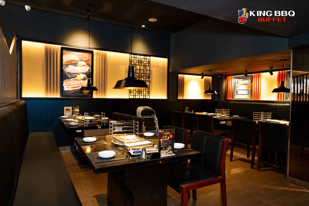 King BBQ mang đến không gian Hàn Quốc hiện đại với dàn đèn vàng ấm cúng (Nguồn: King BBQ - Vietnam)